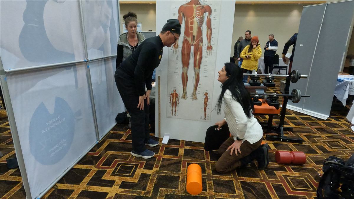 Eileen Durfee teaching spinal anatomy to students