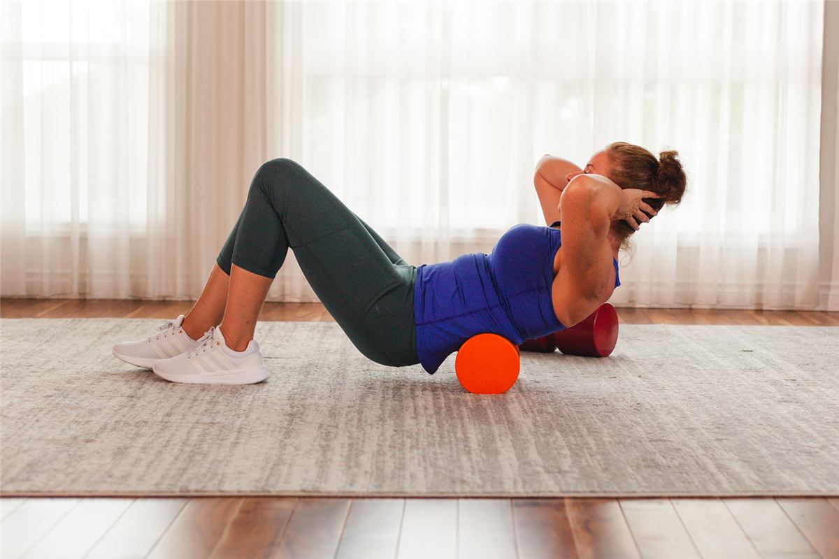 Creatrix foam roll supporting the neck for chronic pain relief